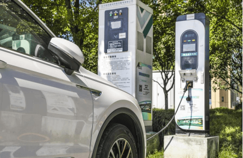 New energy vehicle and charging station liquid cooling connection